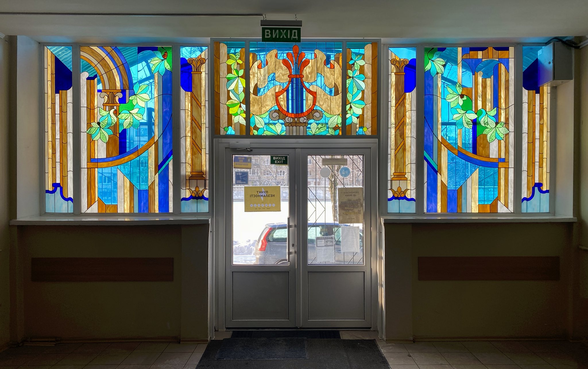 Музичній школі на Воскресенці у Києві повернули відреставрований вітраж: фото