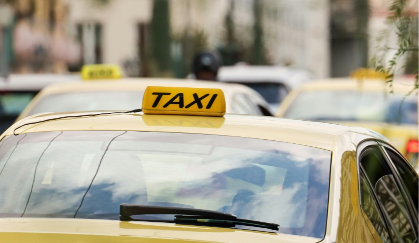 У столиці дозволили роботу таксі в комендантську годину: що відомо