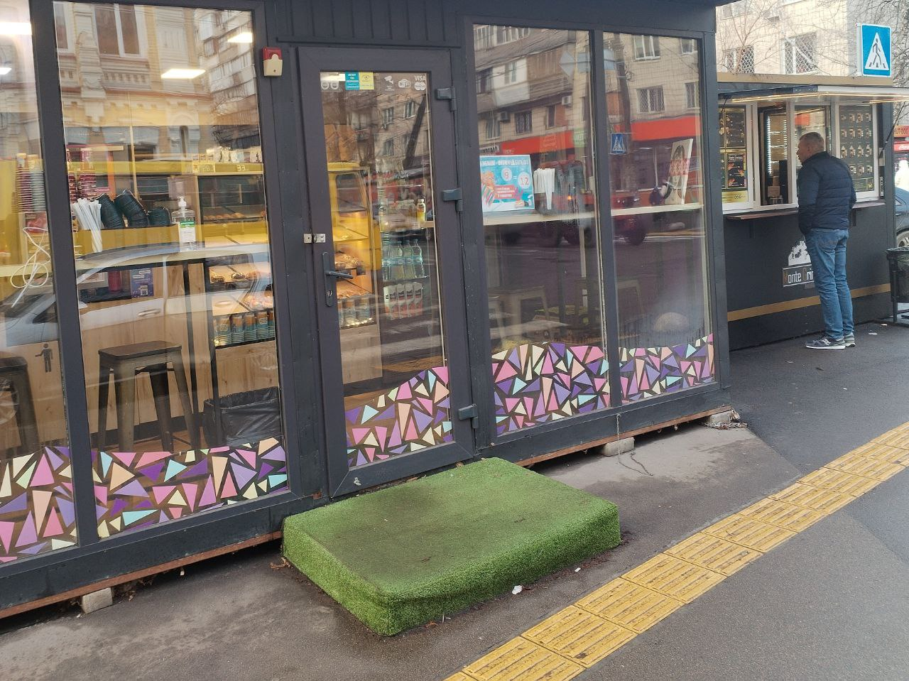 Біля Лук’янівки у Києві демонтували МАФи, що стояли на інженерних мережах: фото