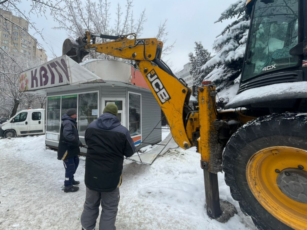 Біля Лук’янівки у Києві демонтували МАФи, що стояли на інженерних мережах: фото