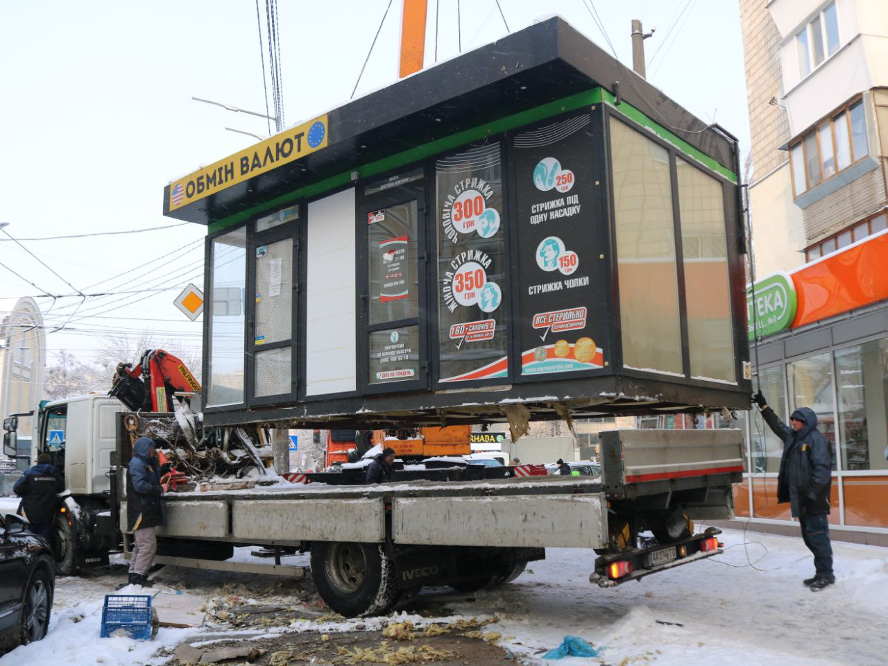 Біля Лук’янівки у Києві демонтували МАФи, що стояли на інженерних мережах: фото