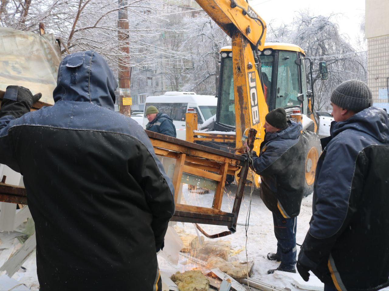 Біля Лук’янівки у Києві демонтували МАФи, що стояли на інженерних мережах: фото