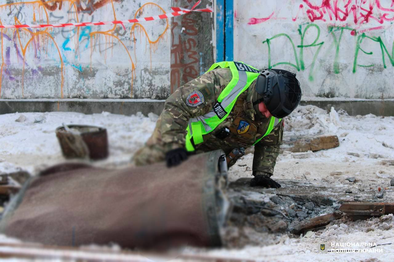 Фото: Поліція Києва У Києві знешкодили бойову частину ракети, яку запустили по місту вночі 24 січня 2026 року: фото