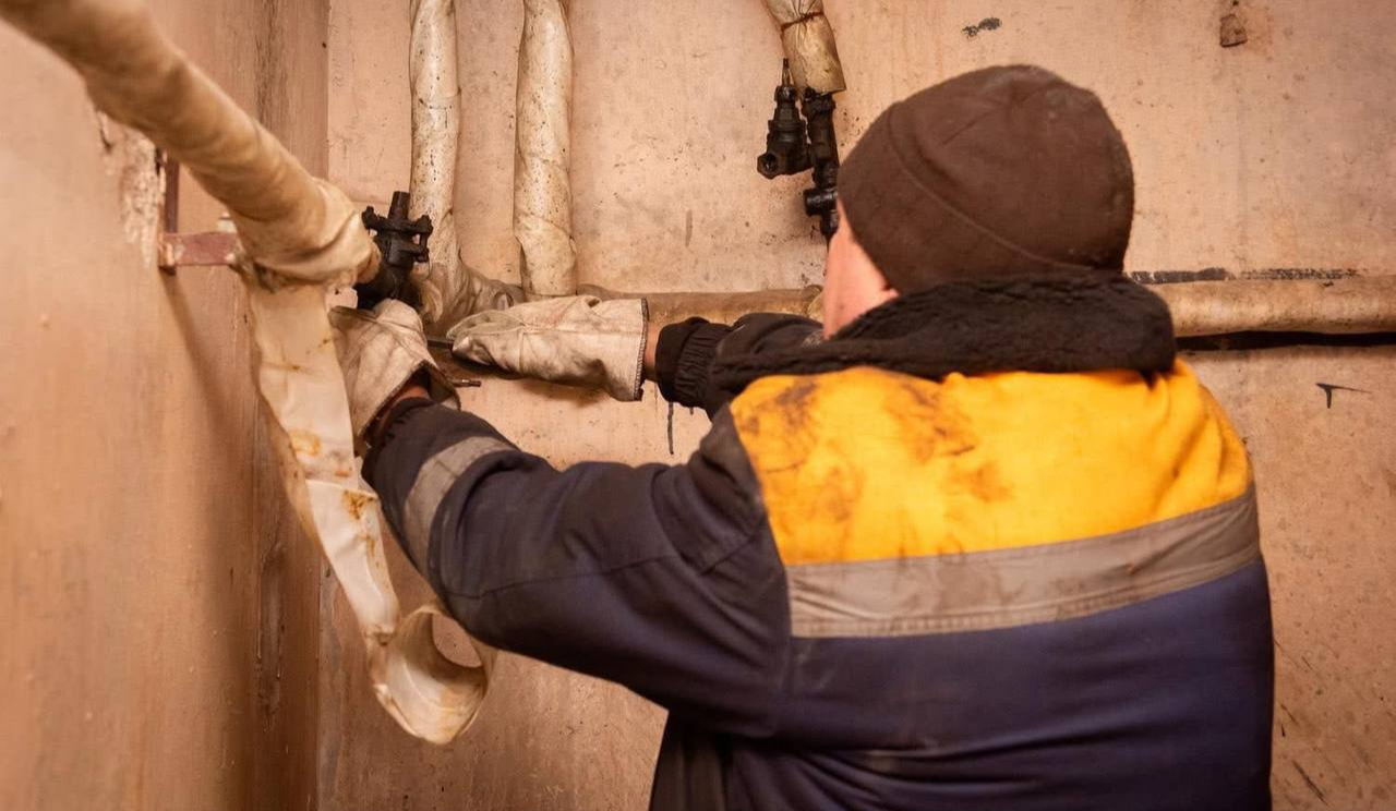 Повертати тепло в домівки киян допомагають бригади з усієї країни: фото