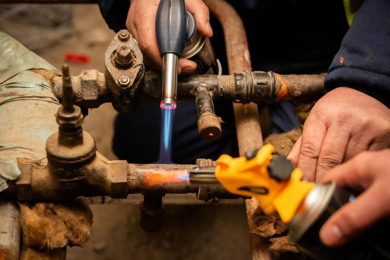 Повертати тепло в домівки киян допомагають бригади з усієї країни: фото