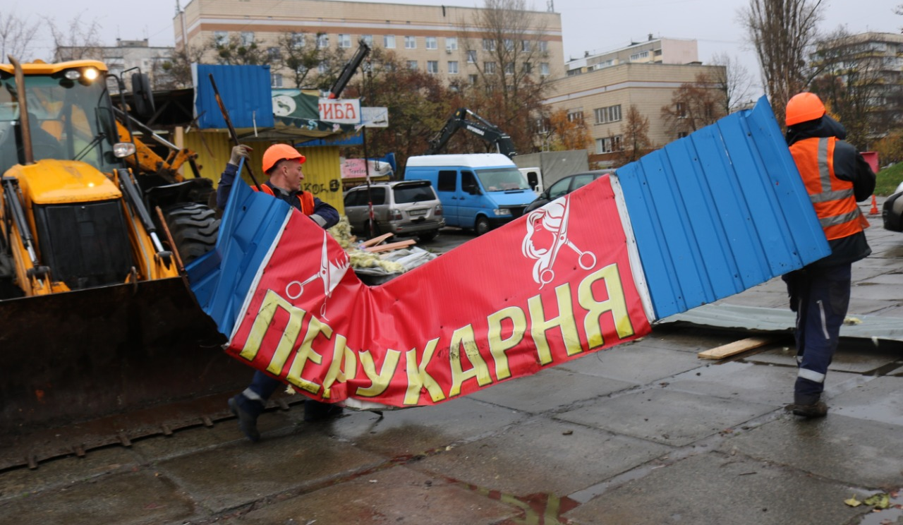 У Солом’янському районі та на Воскресенці демонтують незаконну рекламу: адреси