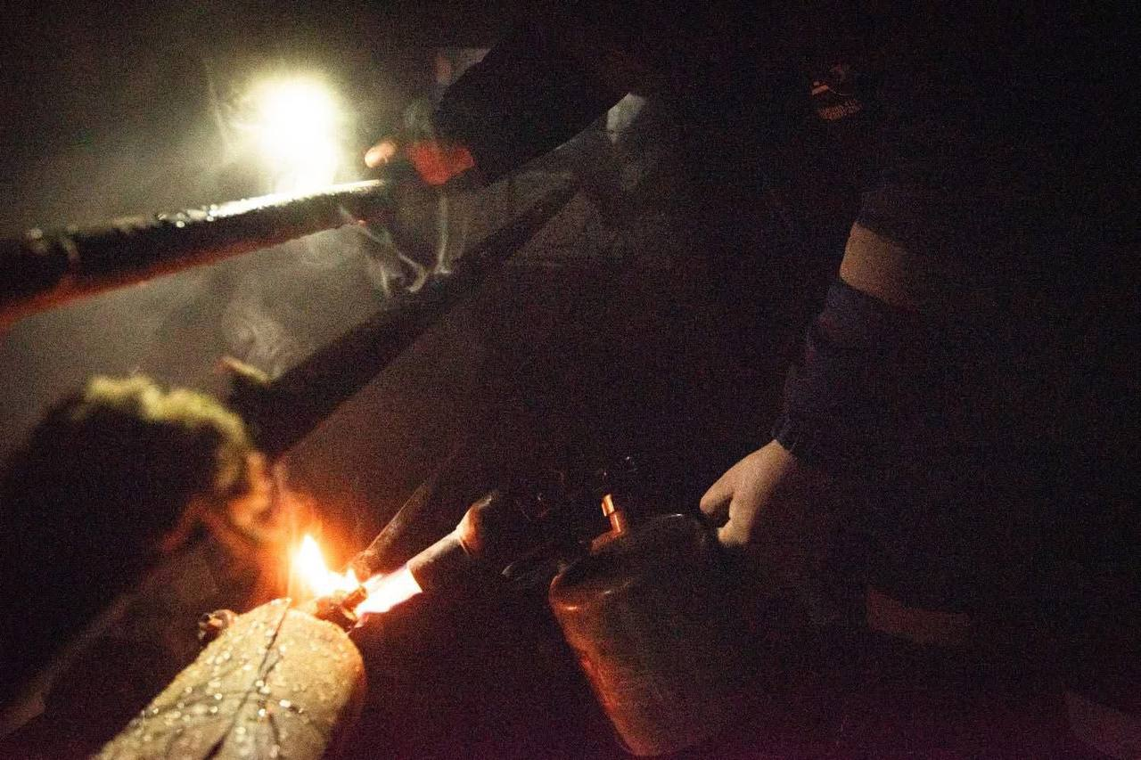 Повертати тепло в домівки киян допомагають бригади з усієї країни: фото