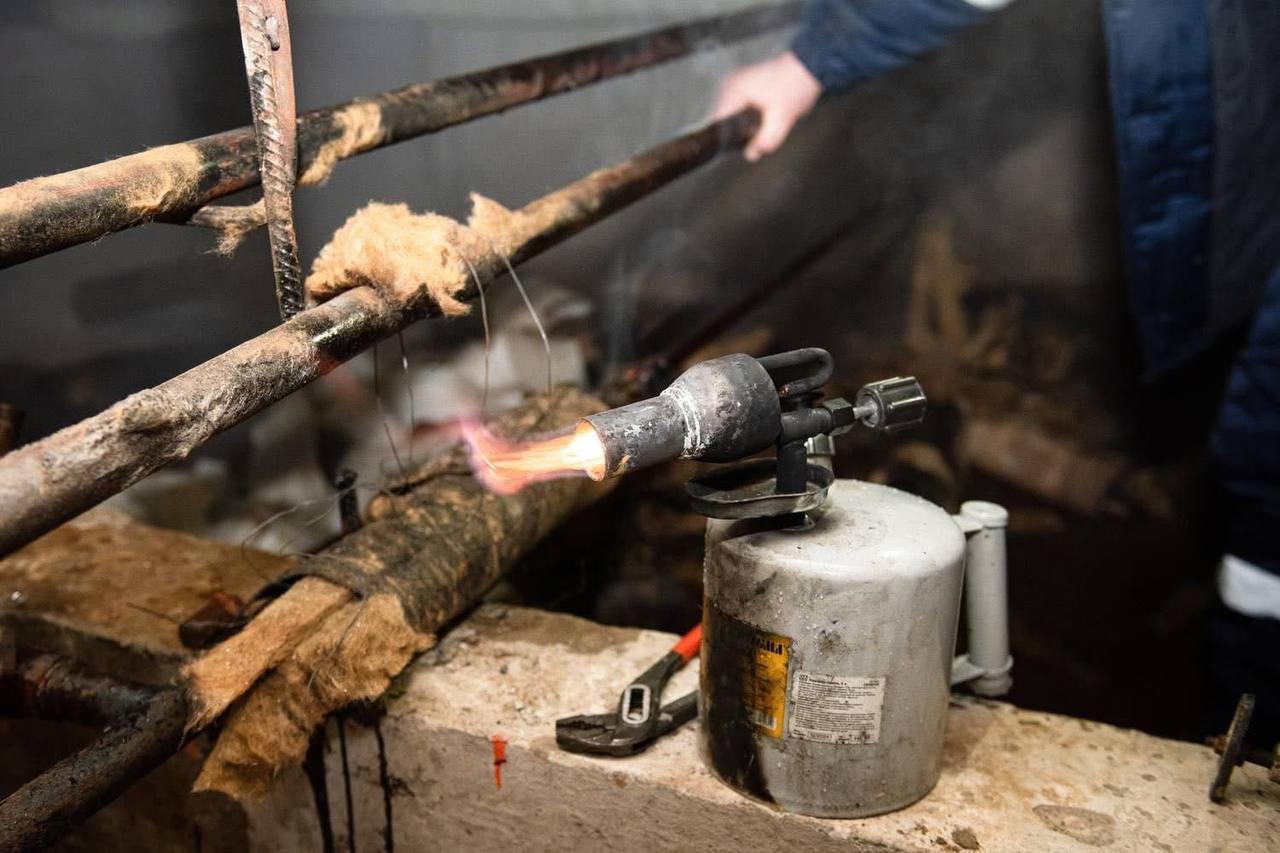 Повертати тепло в домівки киян допомагають бригади з усієї країни: фото