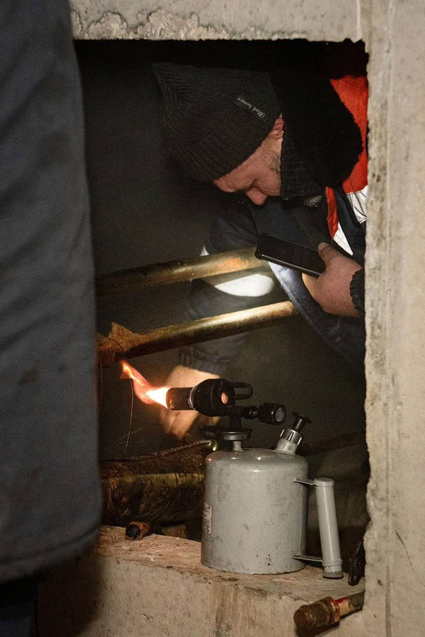 Повертати тепло в домівки киян допомагають бригади з усієї країни: фото