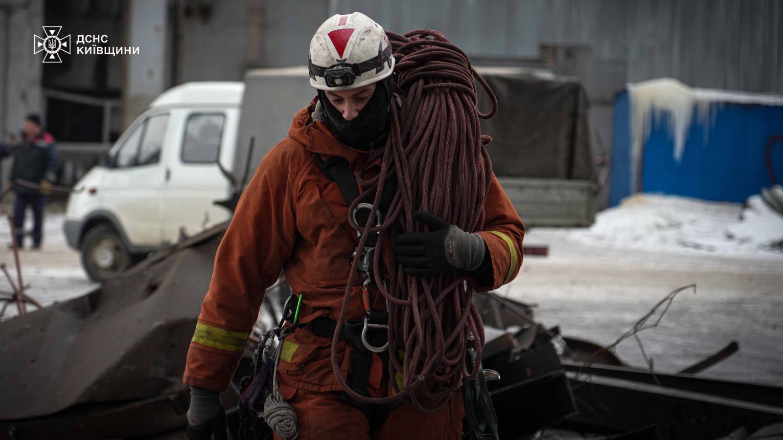 Як верхолази ДСНС рятують енергосистему Київщини