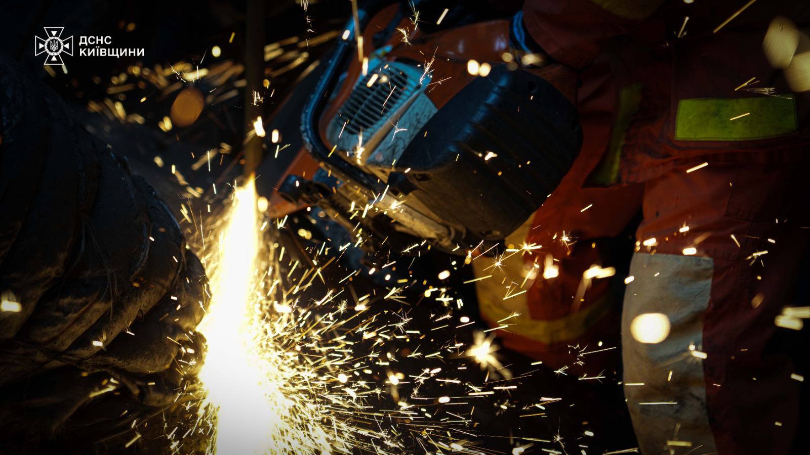 Як верхолази ДСНС рятують енергосистему Київщини