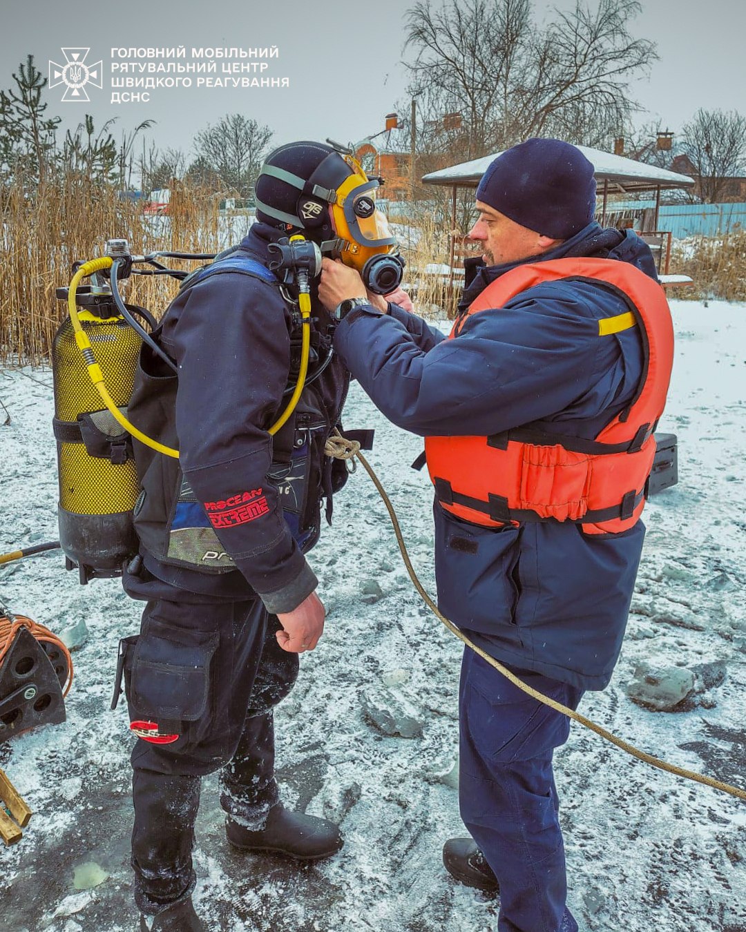 Водолази-сапери на Київщині вилучили з озера вибухівку від БпЛА