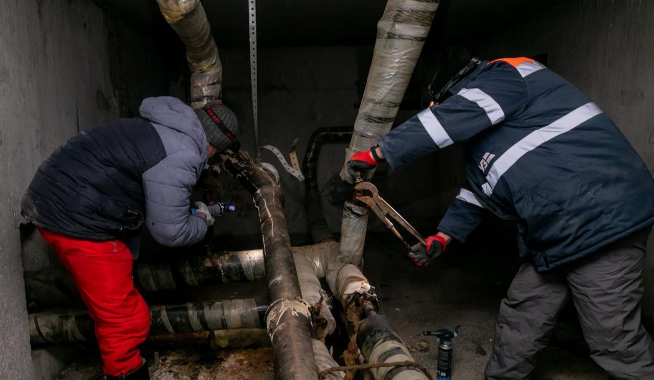 Залізничники допомагають повертати киянам воду та тепло: фото