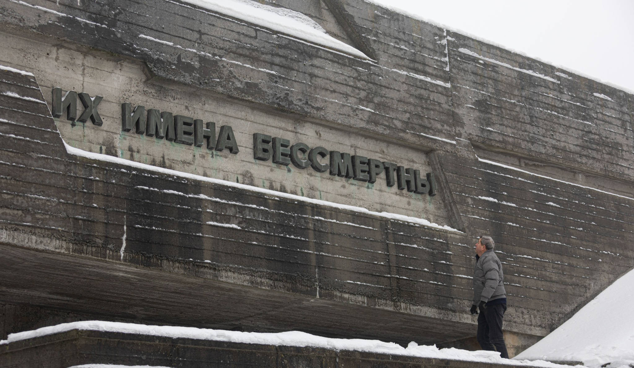 Зі скульптурної галереї Музею війни демонтували російськомовний напис: фото