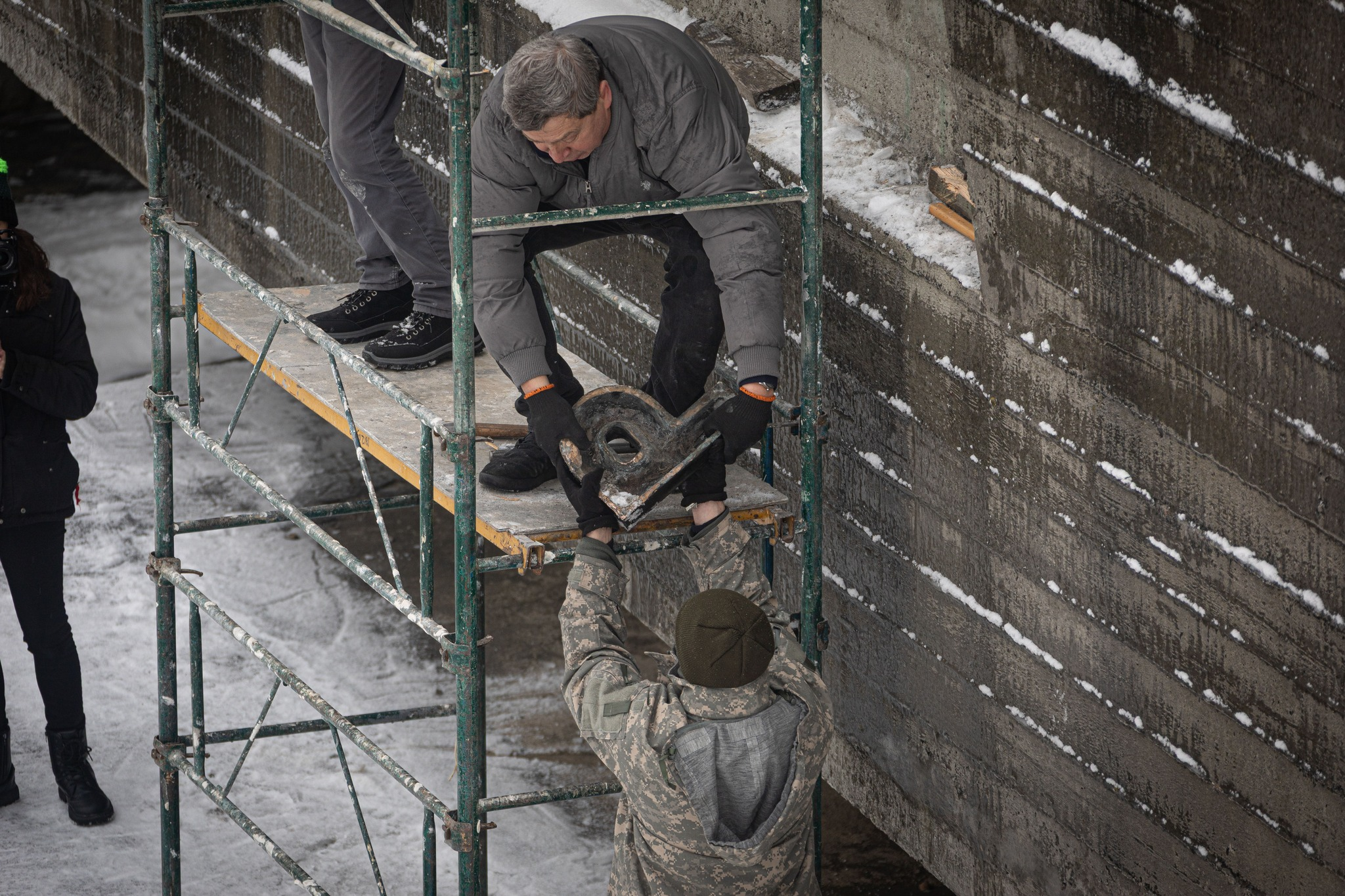 Зі скульптурної галереї Музею війни у Києві демонтували російськомовний напис: фото