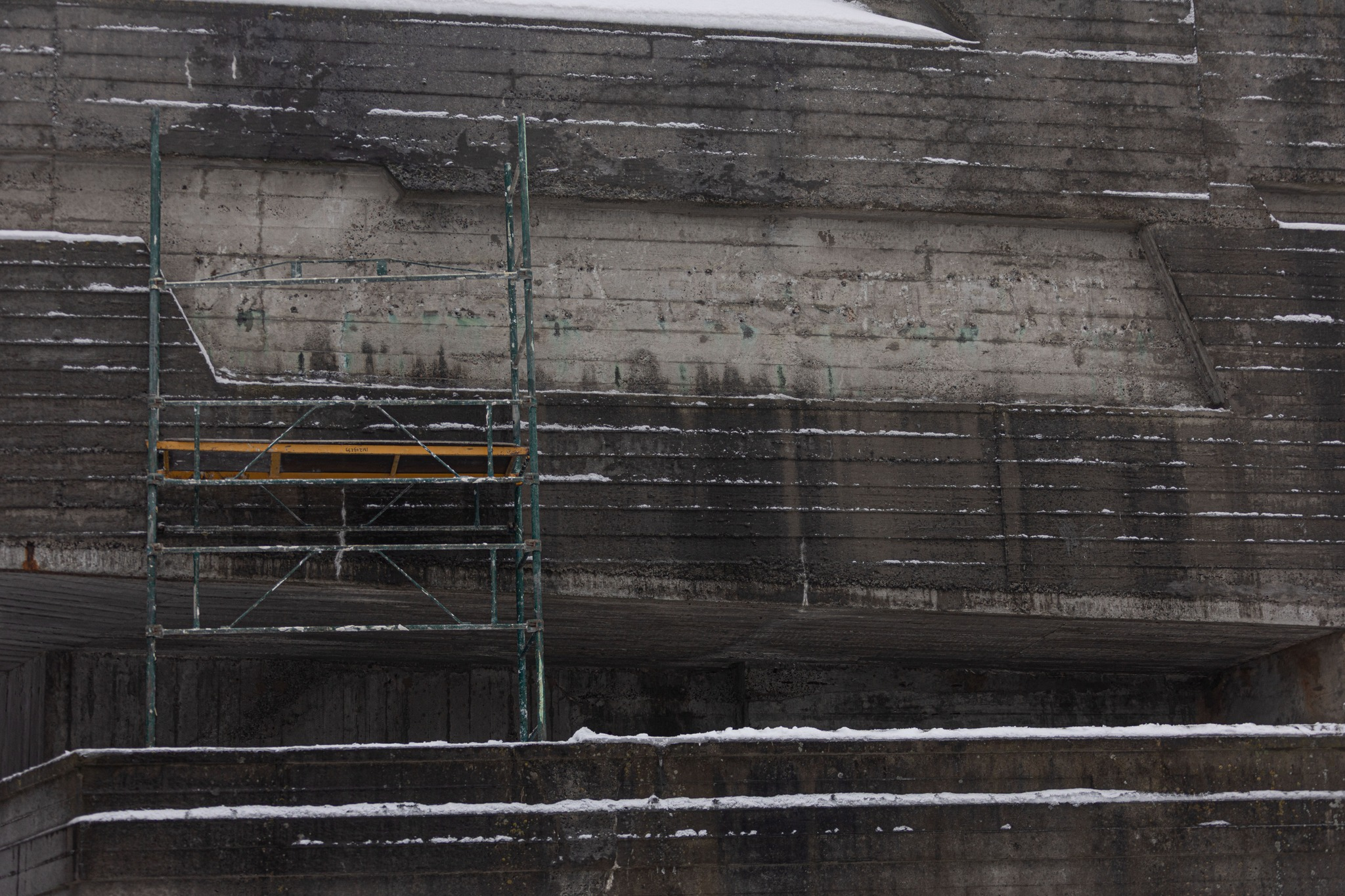 Зі скульптурної галереї Музею війни у Києві демонтували російськомовний напис: фото