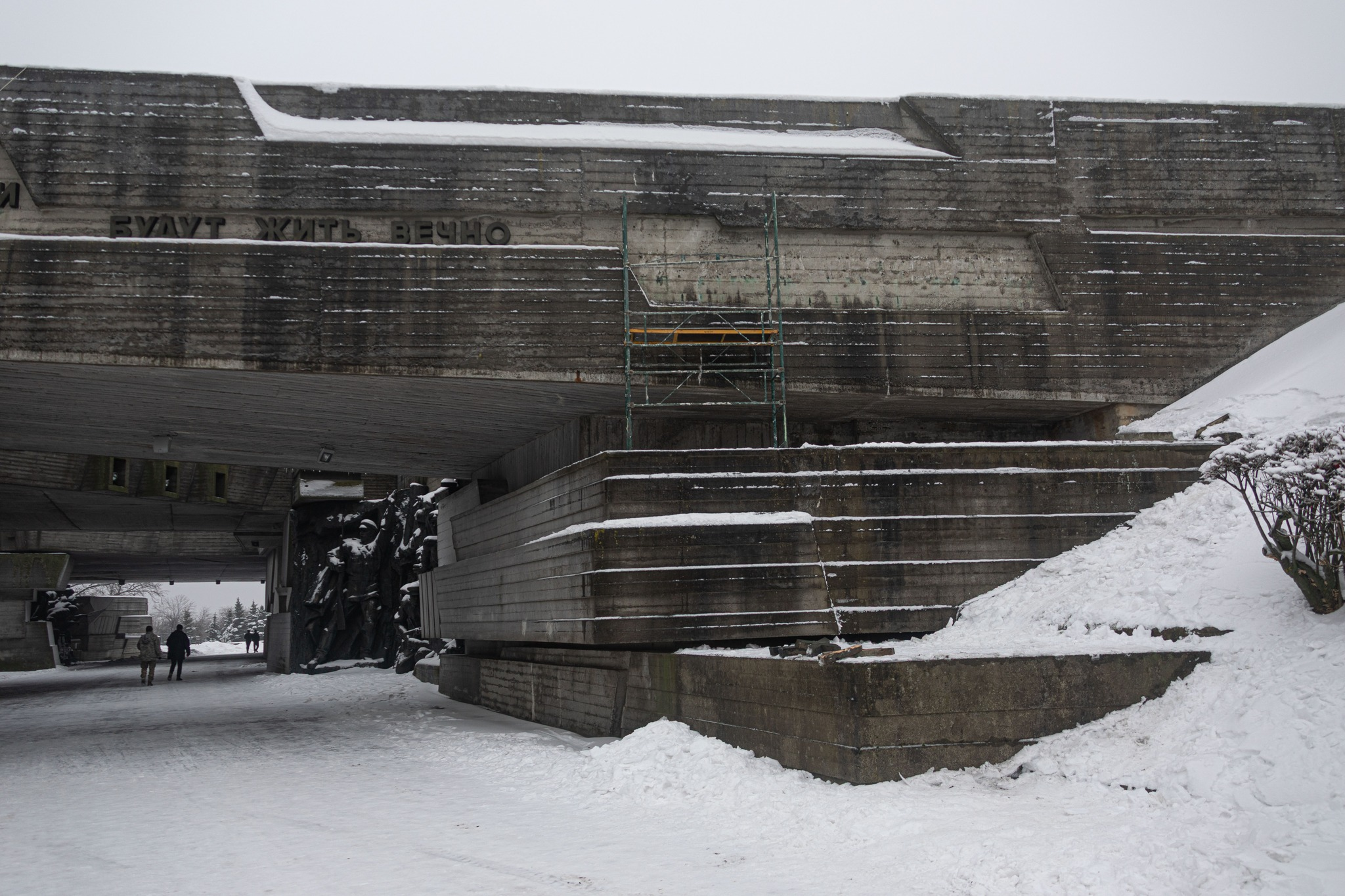 Зі скульптурної галереї Музею війни у Києві демонтували російськомовний напис: фото