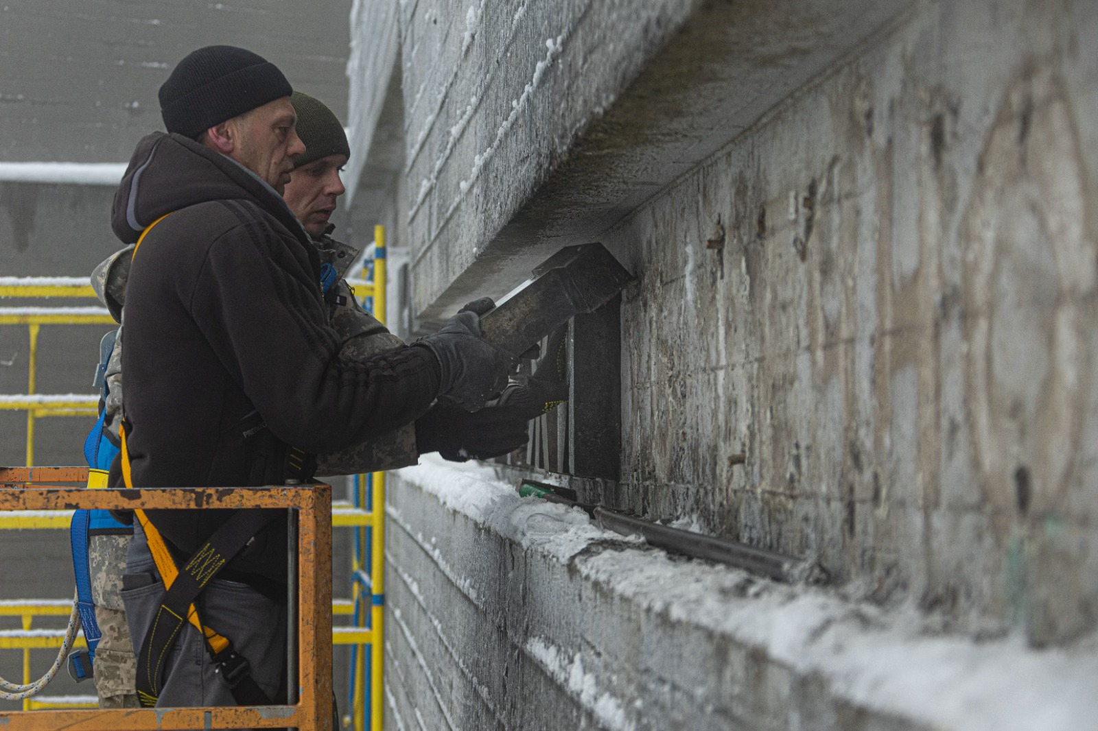 Зі скульптурної галереї Музею війни у Києві демонтували російськомовний напис: фото