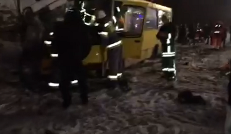 В ДТП с участием двух маршруток пострадали более 10 человек (фото, видео)