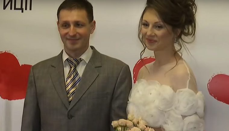 Освобожденный из плена боевиков мужчина сыграл свадьбу в День влюбленных (видео)