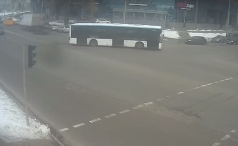На Березняках водитель автобуса игнорировал остановки (видео)