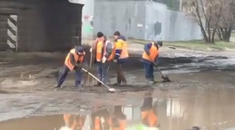 Киевские коммунальщики укладывали асфальт в лужи (фото, видео)