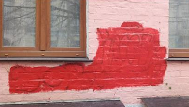 На Подоле коммунальщики «аккуратно» замаскировали граффити (фото)