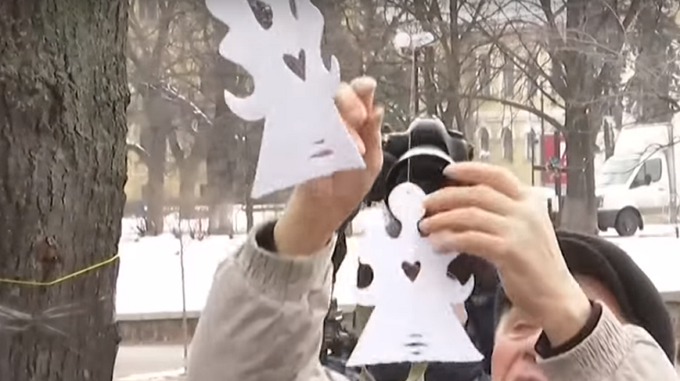 На деревьях в центре столицы развесили бумажных ангелов (видео)