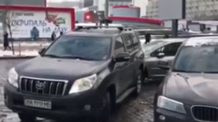 Внедорожник вытолкнул автомобиль, который заблокировал его на парковке (видео)