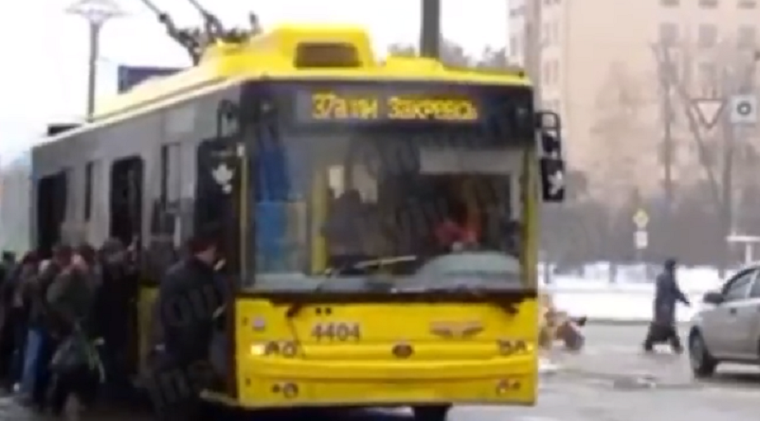 В столице пассажиры толкали троллейбус к остановке (видео)