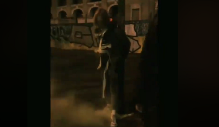 На Контрактовой площади парня привязали к столбу из-за наркотиков (видео)