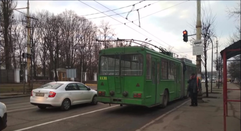 В Киеве водитель троллейбуса несколько метров тянул пенсионерку, зажатую дверями