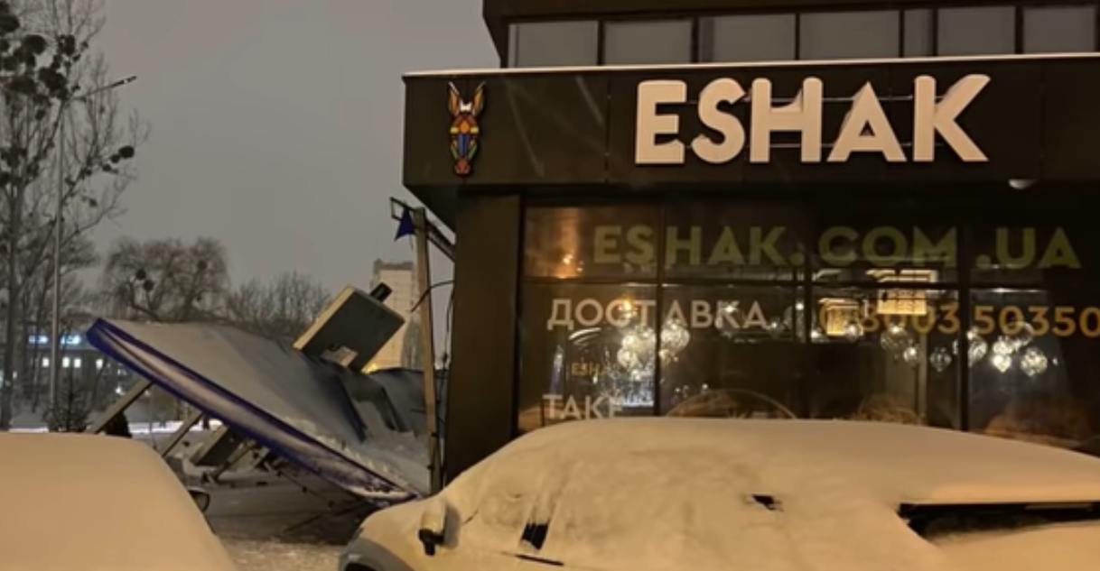 На Теремках из-за снега обвалилась крыша террасы ресторана