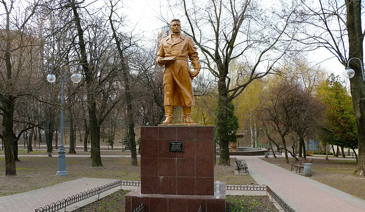 Пам'ятник Валерію Чкалову на вулиці Олеся Гончара у Києві