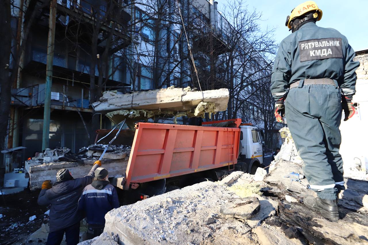 Рятувальники продовжують розбирати завали після вибуху в Дарницькому районі
