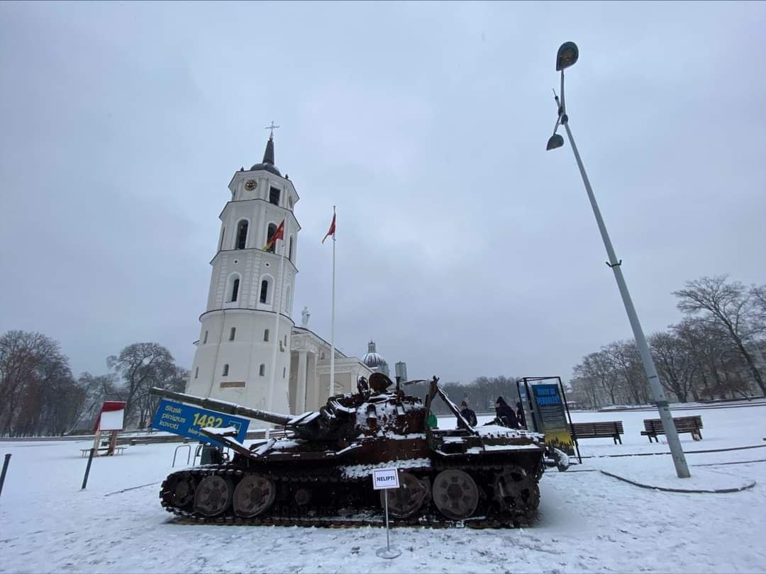 Підбиті російські танки у столицях європейських країн