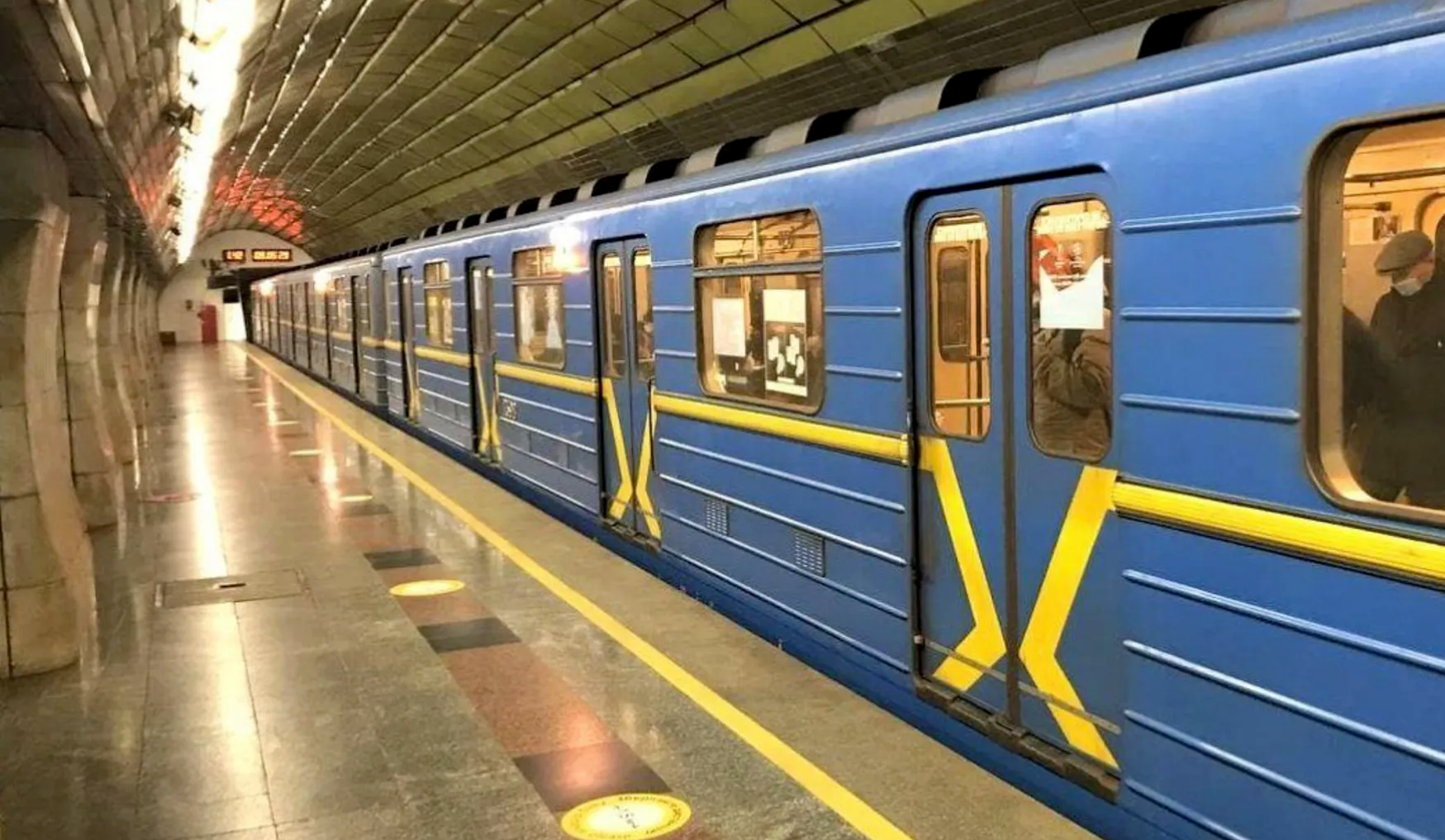У метро Києва дівчина намагалася потрапити під потяг (фото)