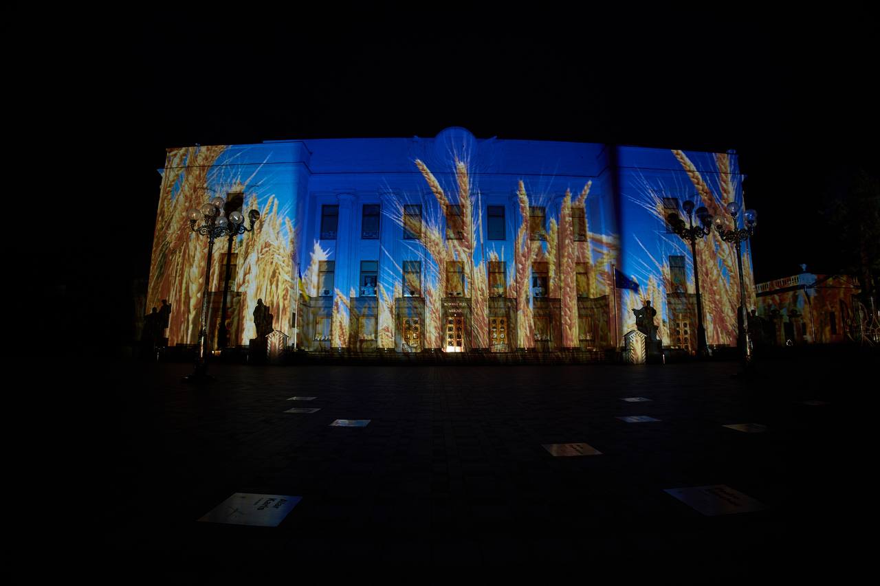 Світлове шоу на будівлі Верховної Ради