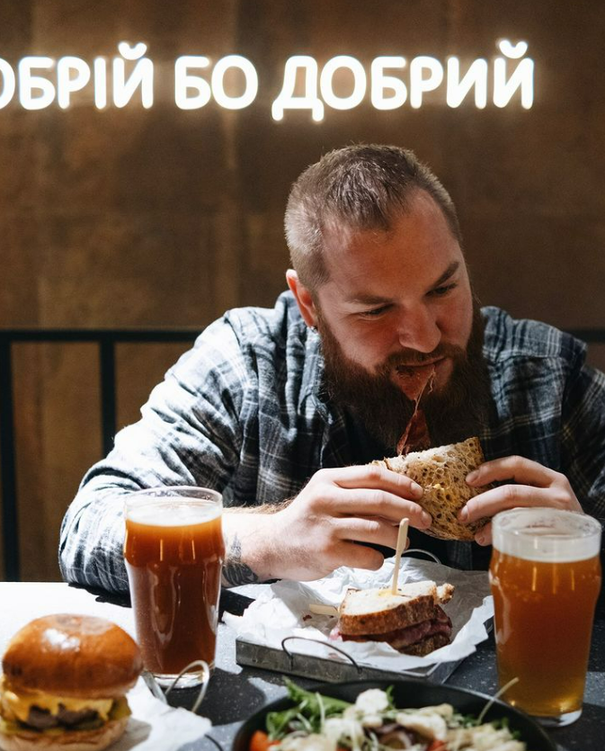 Заклади Києва: ресторація крафтового пива Dobriy біля Палацу спорту