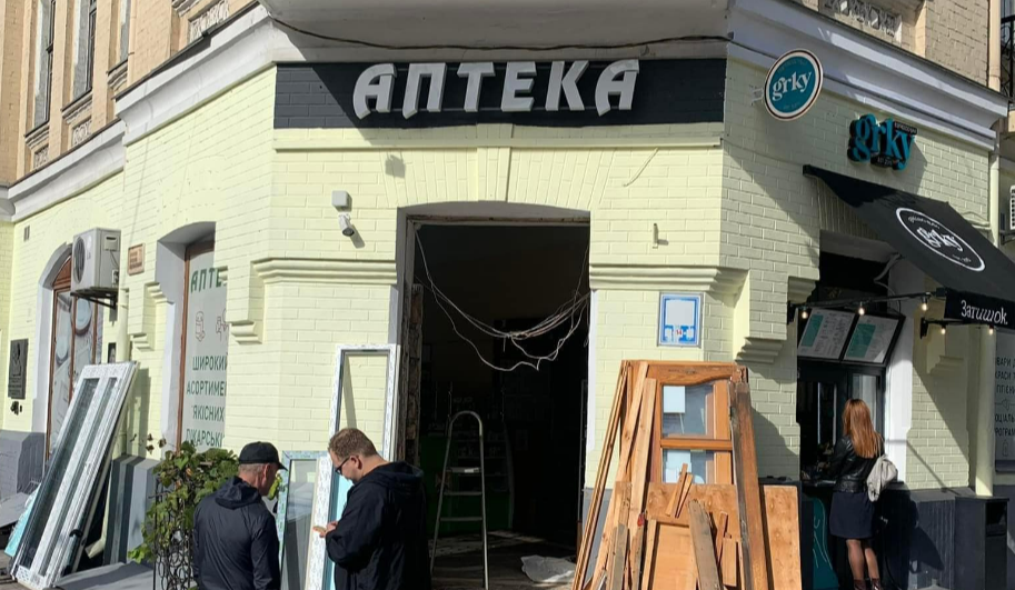 Кияни просять повернути відреставровані двері з вітражем в аптеку на Хмельницького: петиція