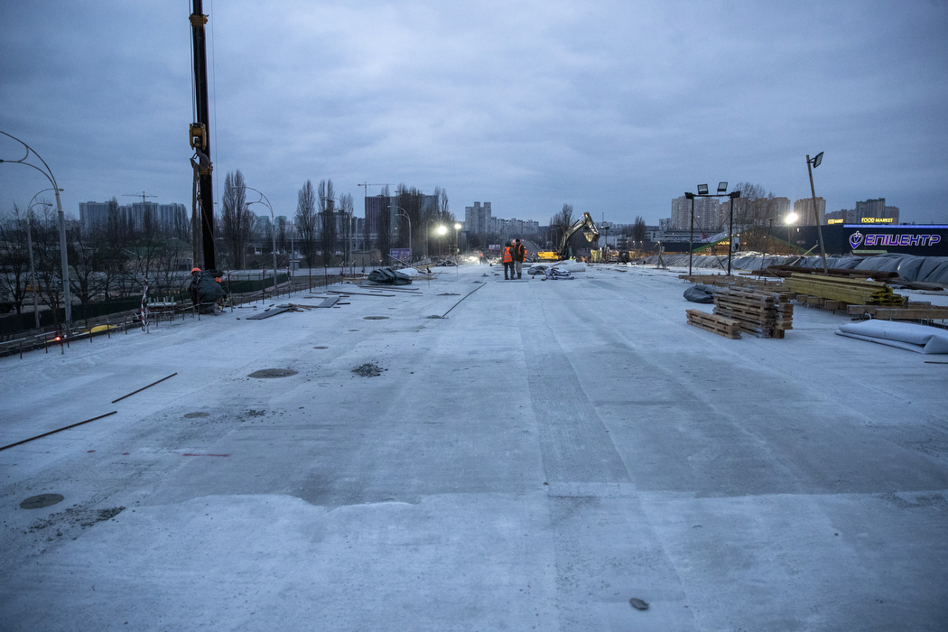 У Києві тривають роботи на шляхопроводі, що зводять на перетині вулиць Полярної та Богатирської