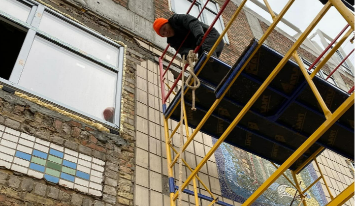У Києві в дитячому садку прорізали вікна на місці мозаїк: фото