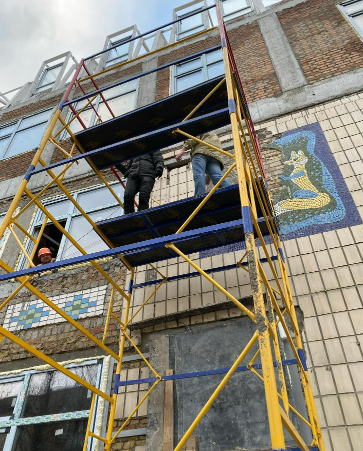 У Києві в дитячому садку прорізали вікна на місці мозаїк: фото