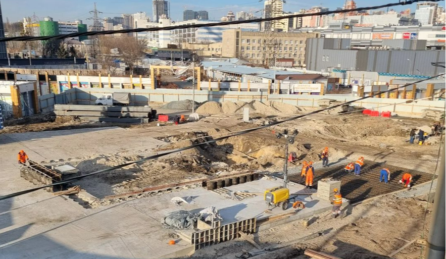 Деміївська площа, будівельний майданчик біля аварійної ділянки метро на синій гілці