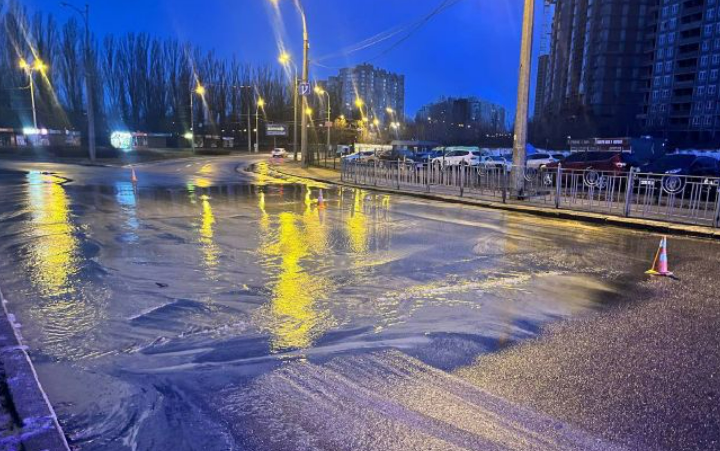 У Києві 8 лютого затопило проспект Академіка Глушкова: рух транспорту ускладнено