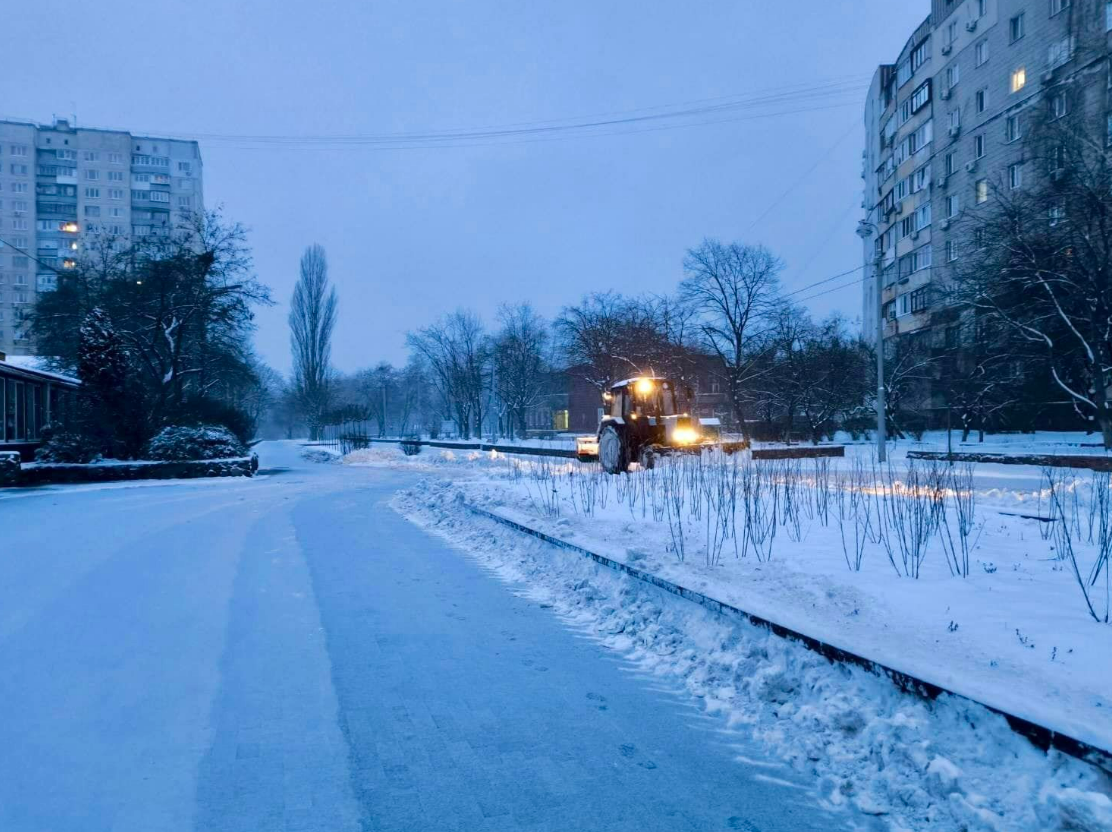 Сніг у Києві 9 лютого, снігоприбиральна техніка чистить дороги
