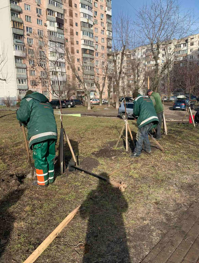 У сквері на Виноградарі відреставрували таблички, присвячені загиблим жінкам-військовим