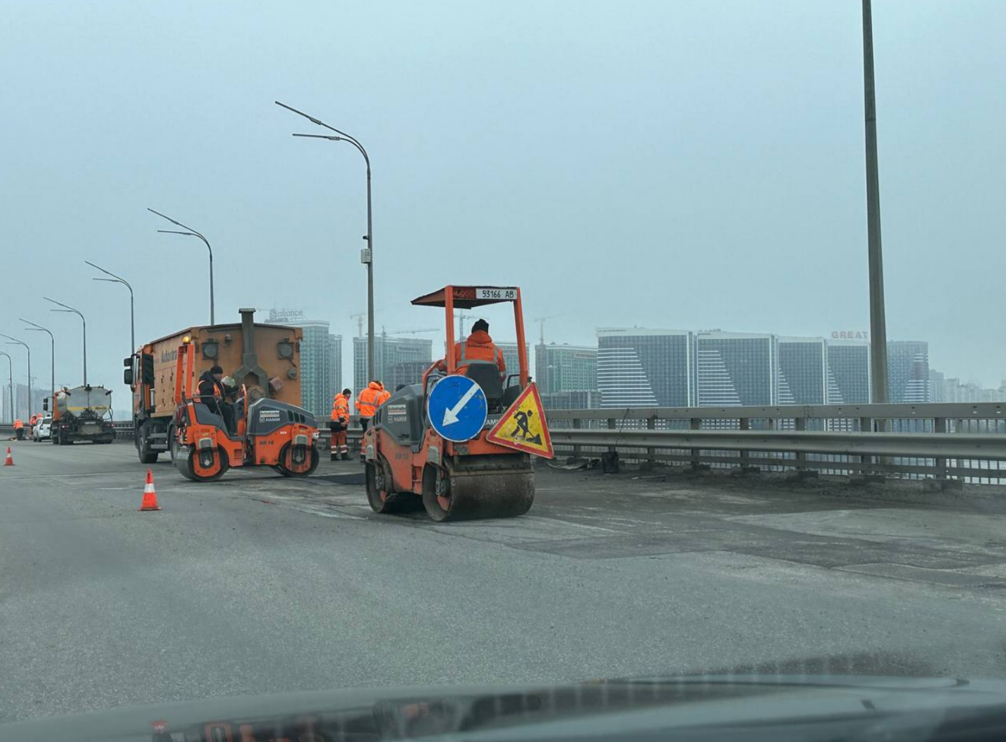 Сьогодні 15 лютого почали ремонтувати Дарницький міст, затор в бік лівого берега