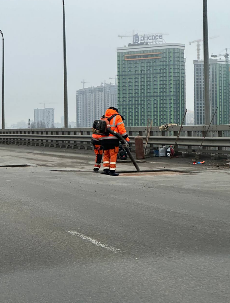 Сьогодні 15 лютого почали ремонтувати Дарницький міст, затор в бік лівого берега