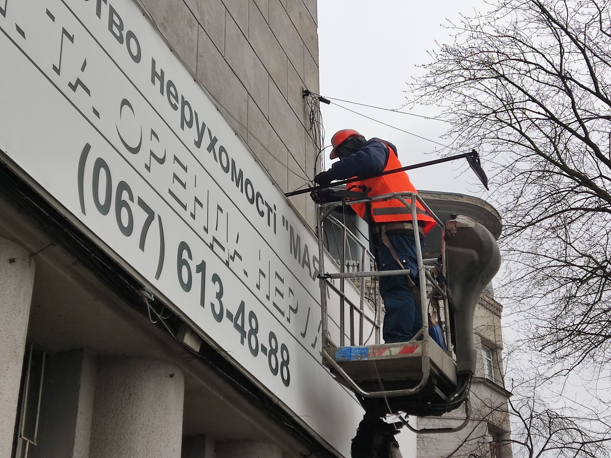 У Києві провели демонтаж незаконної реклами та вивісок